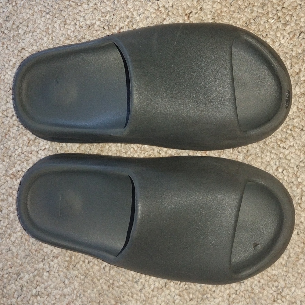 Used*Adidas Yeezy slide black size 7